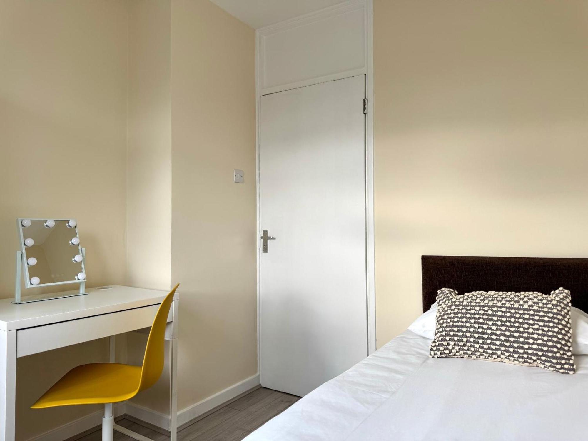 Spacious 5 Bedroom 3 Mins Walk From Mile End Apartment London