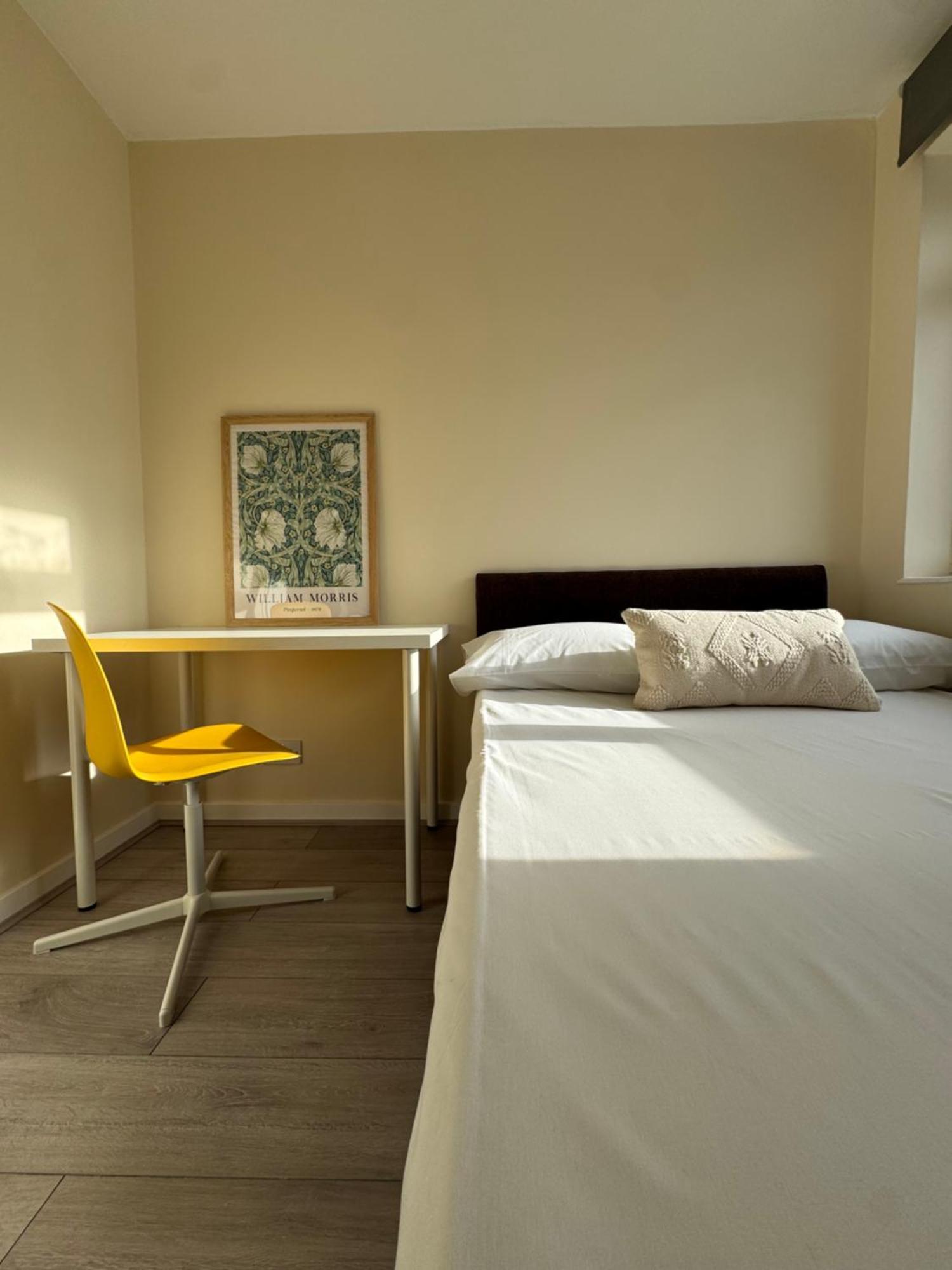 Spacious 5 Bedroom 3 Mins Walk From Mile End Apartment