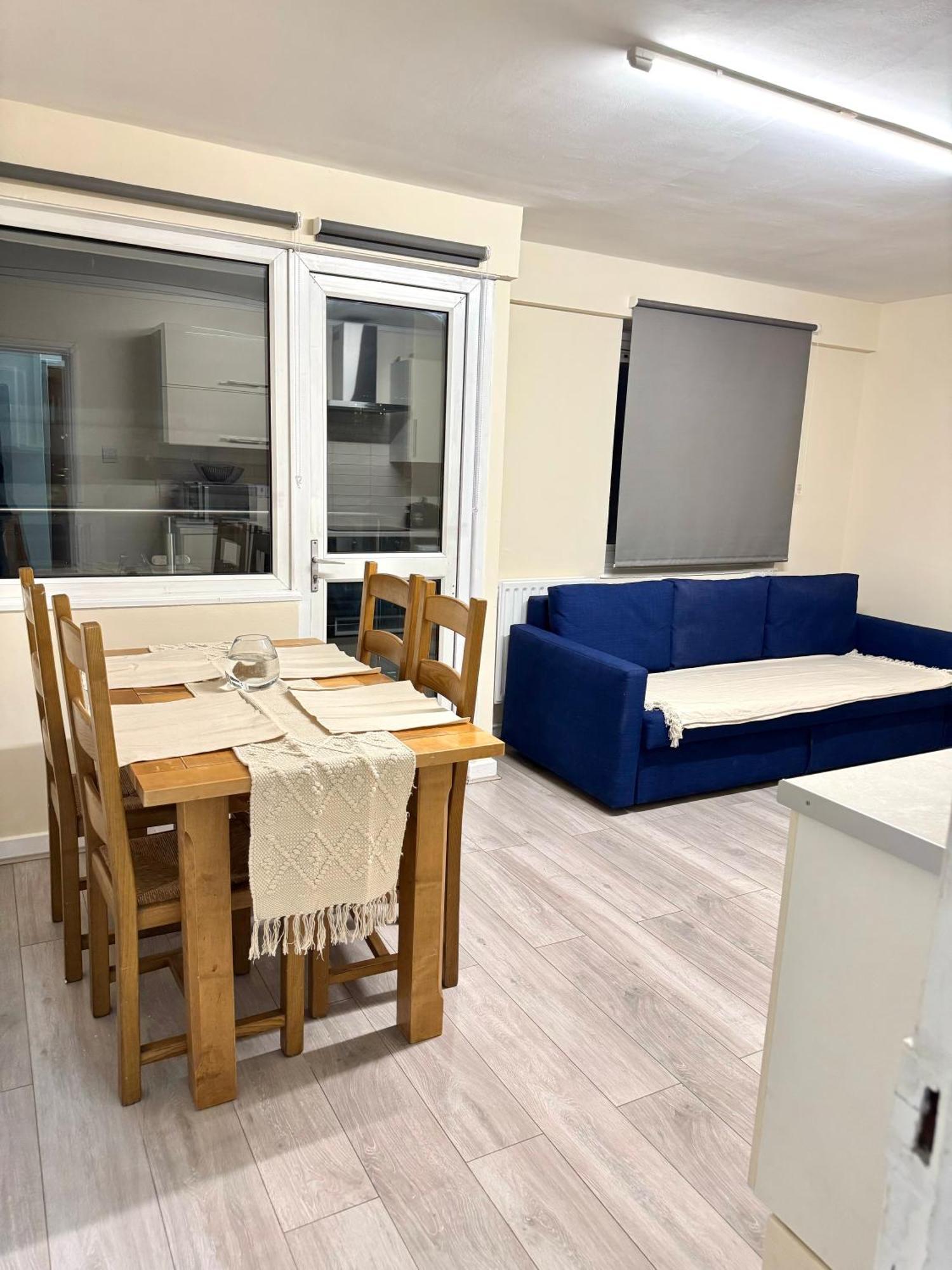 Spacious 5 Bedroom 3 Mins Walk From Mile End Apartment