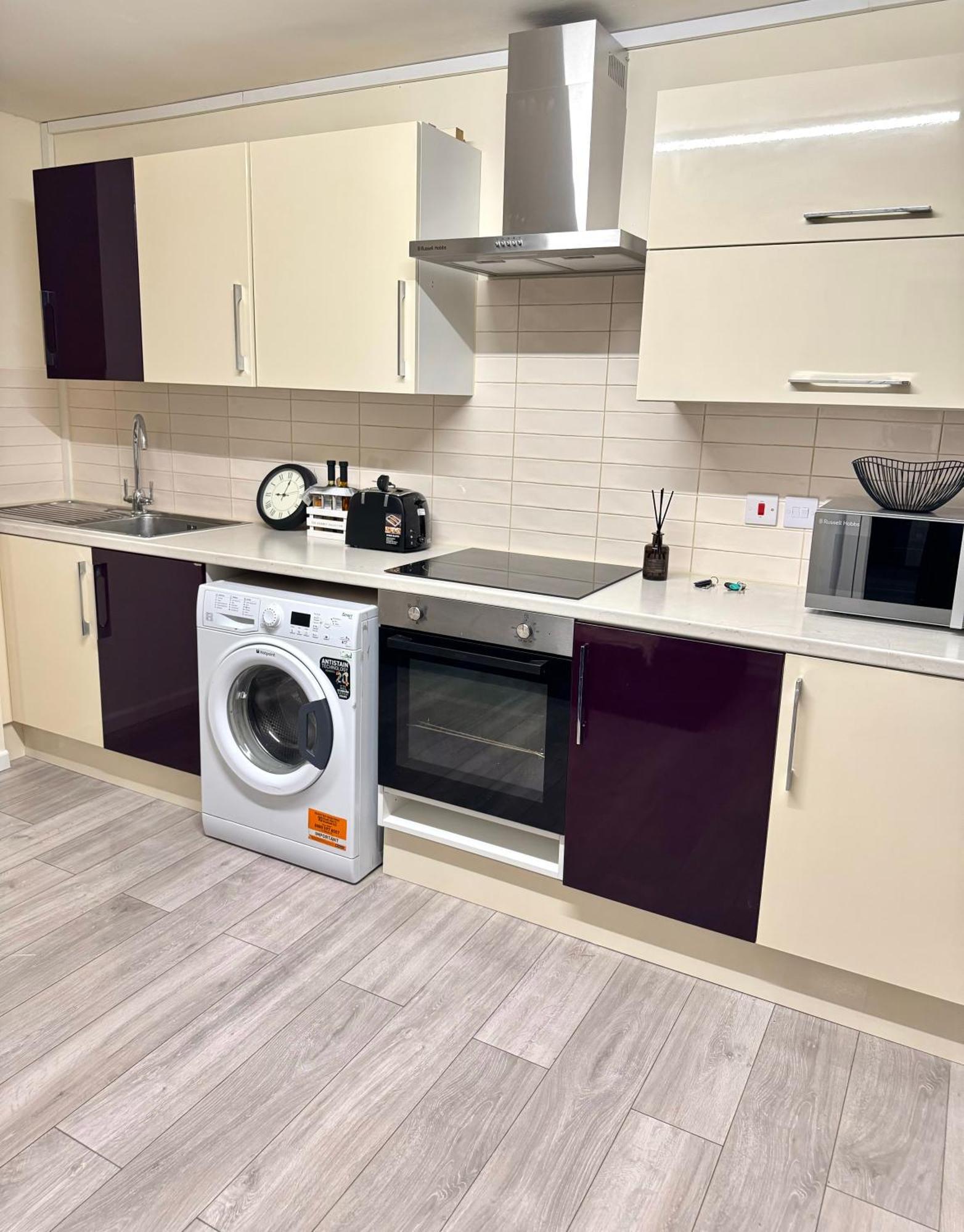 Spacious 5 Bedroom 3 Mins Walk From Mile End London