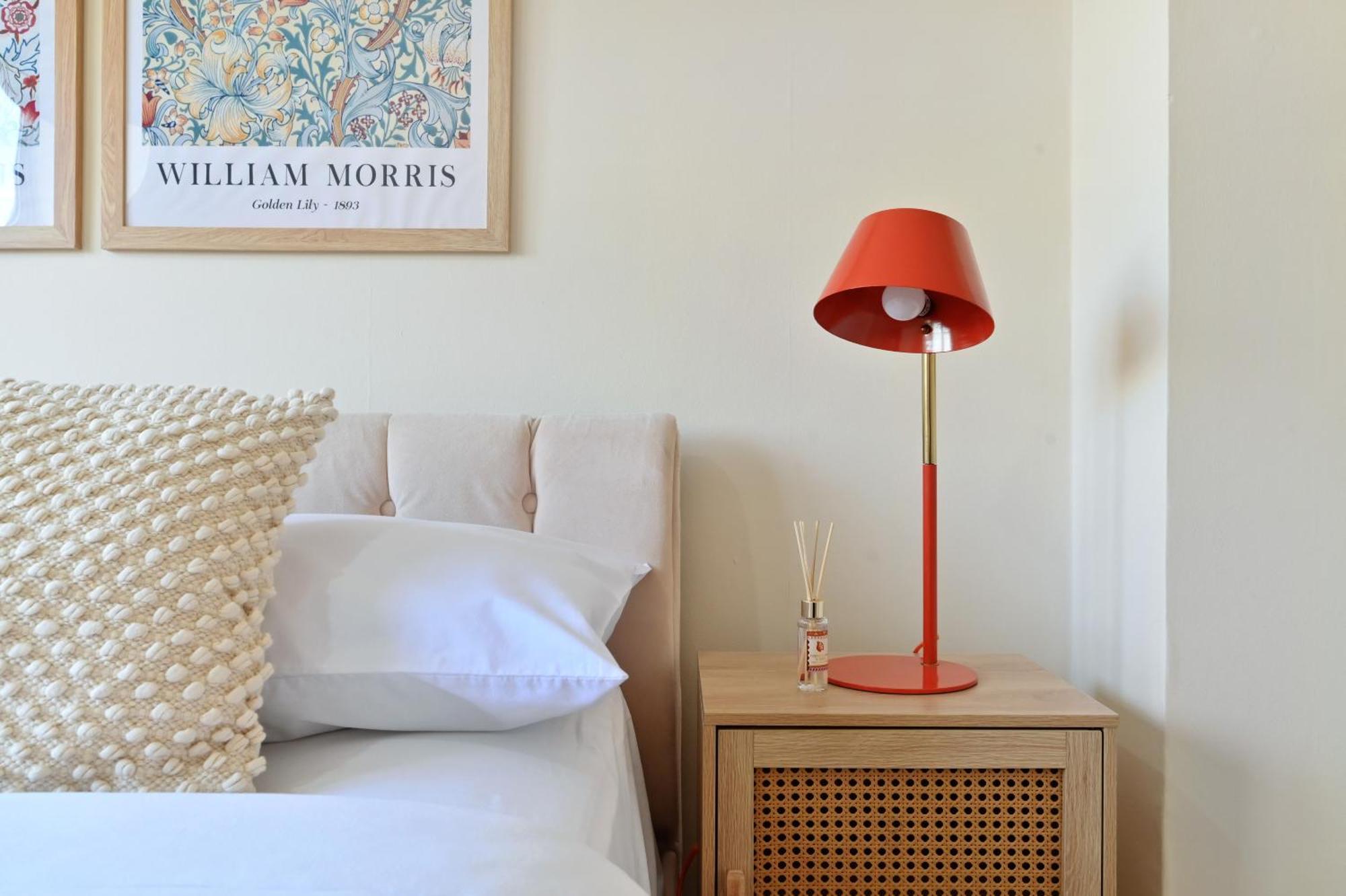 Spacious 5 Bedroom 3 Mins Walk From Mile End Apartment