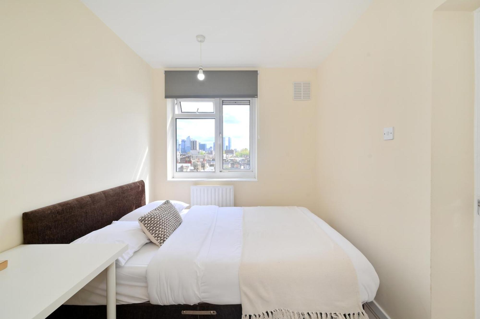 Spacious 5 Bedroom 3 Mins Walk From Mile End Apartment