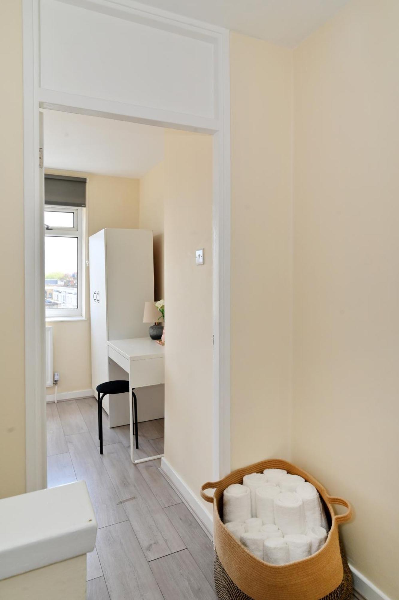 Spacious 5 Bedroom 3 Mins Walk From Mile End Apartment *