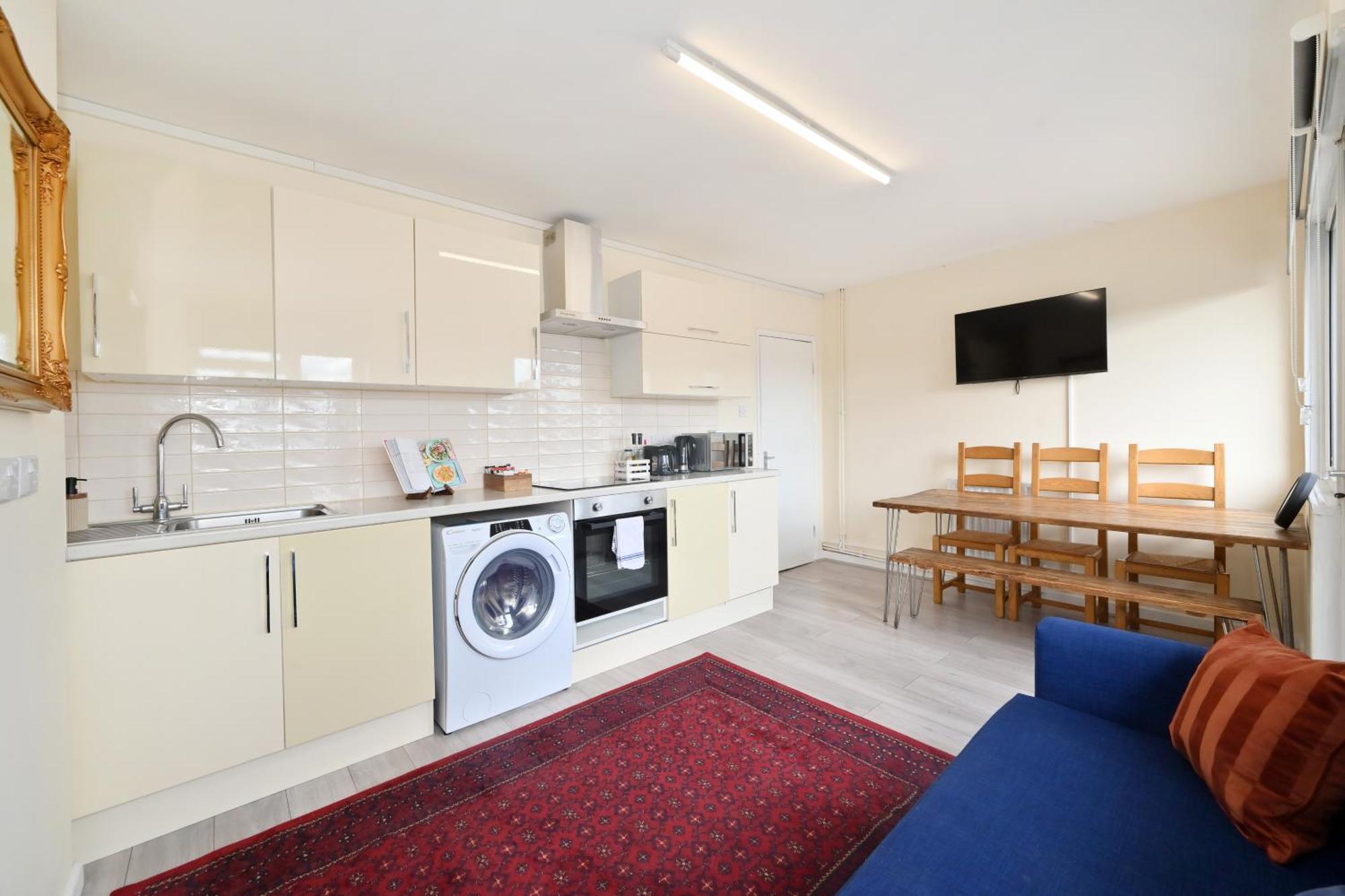 Spacious 5 Bedroom 3 Mins Walk From Mile End Apartment London