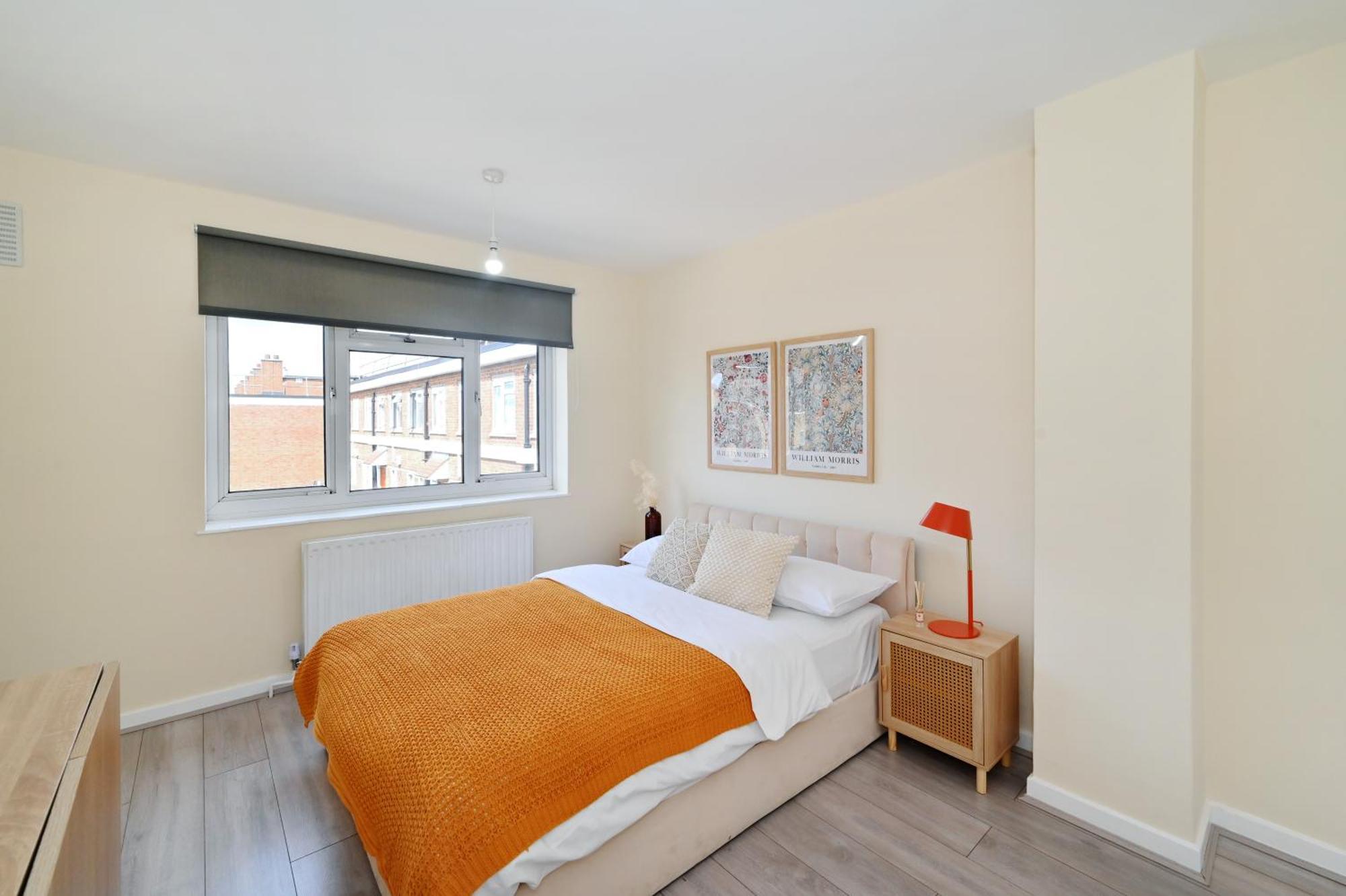 Spacious 5 Bedroom 3 Mins Walk From Mile End Apartment *