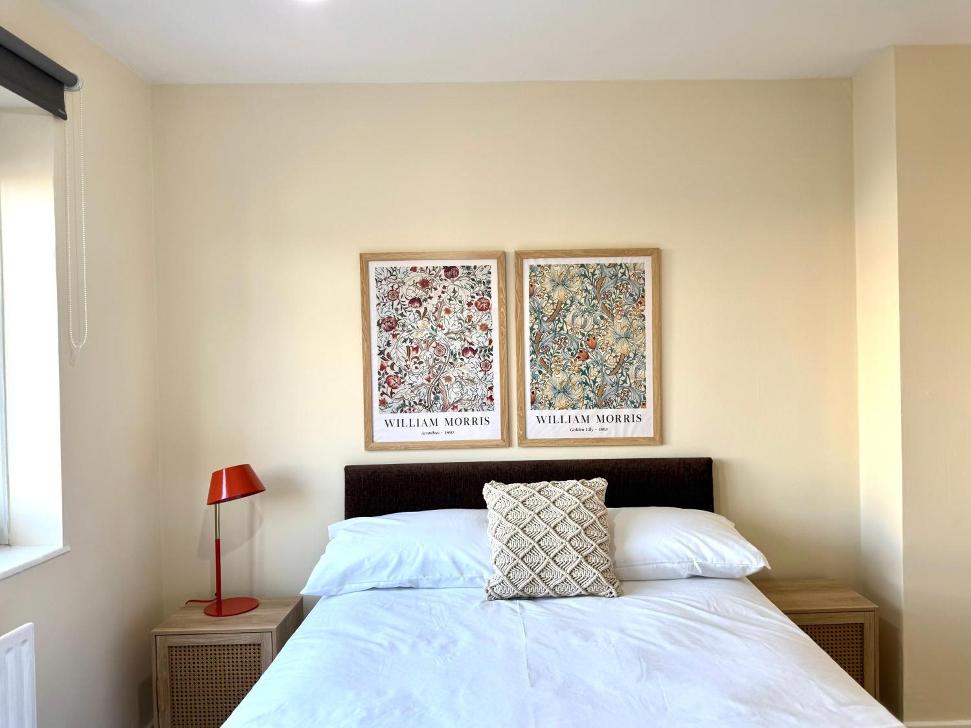 Spacious 5 Bedroom 3 Mins Walk From Mile End Apartment *