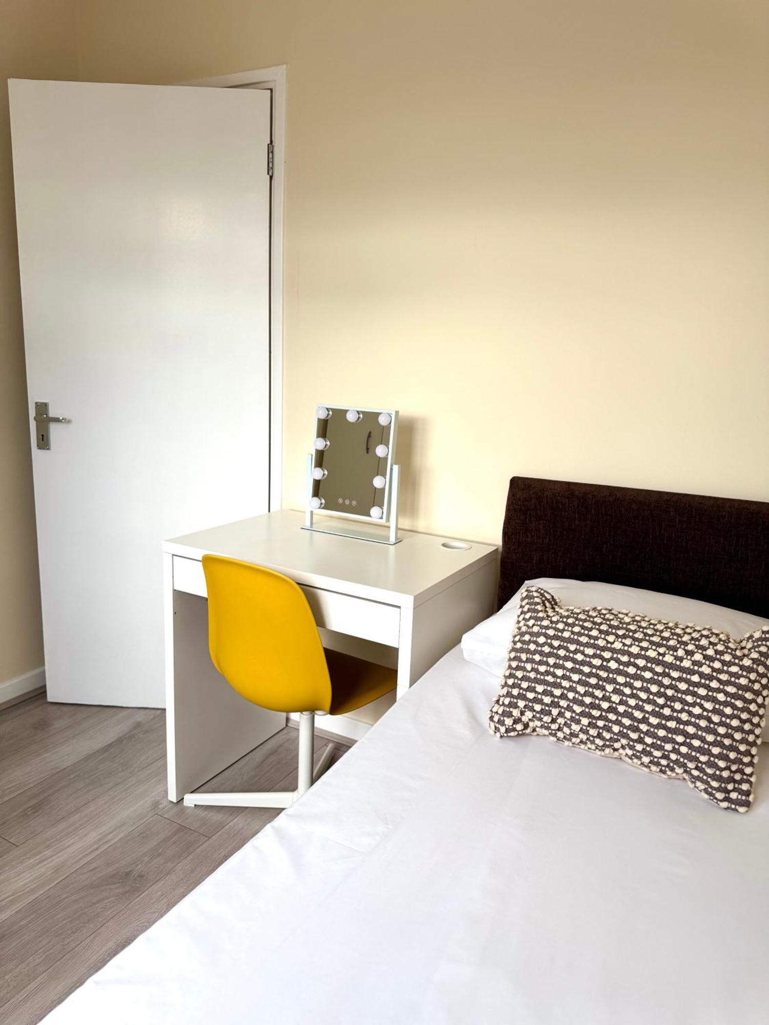 Spacious 5 Bedroom 3 Mins Walk From Mile End Apartment