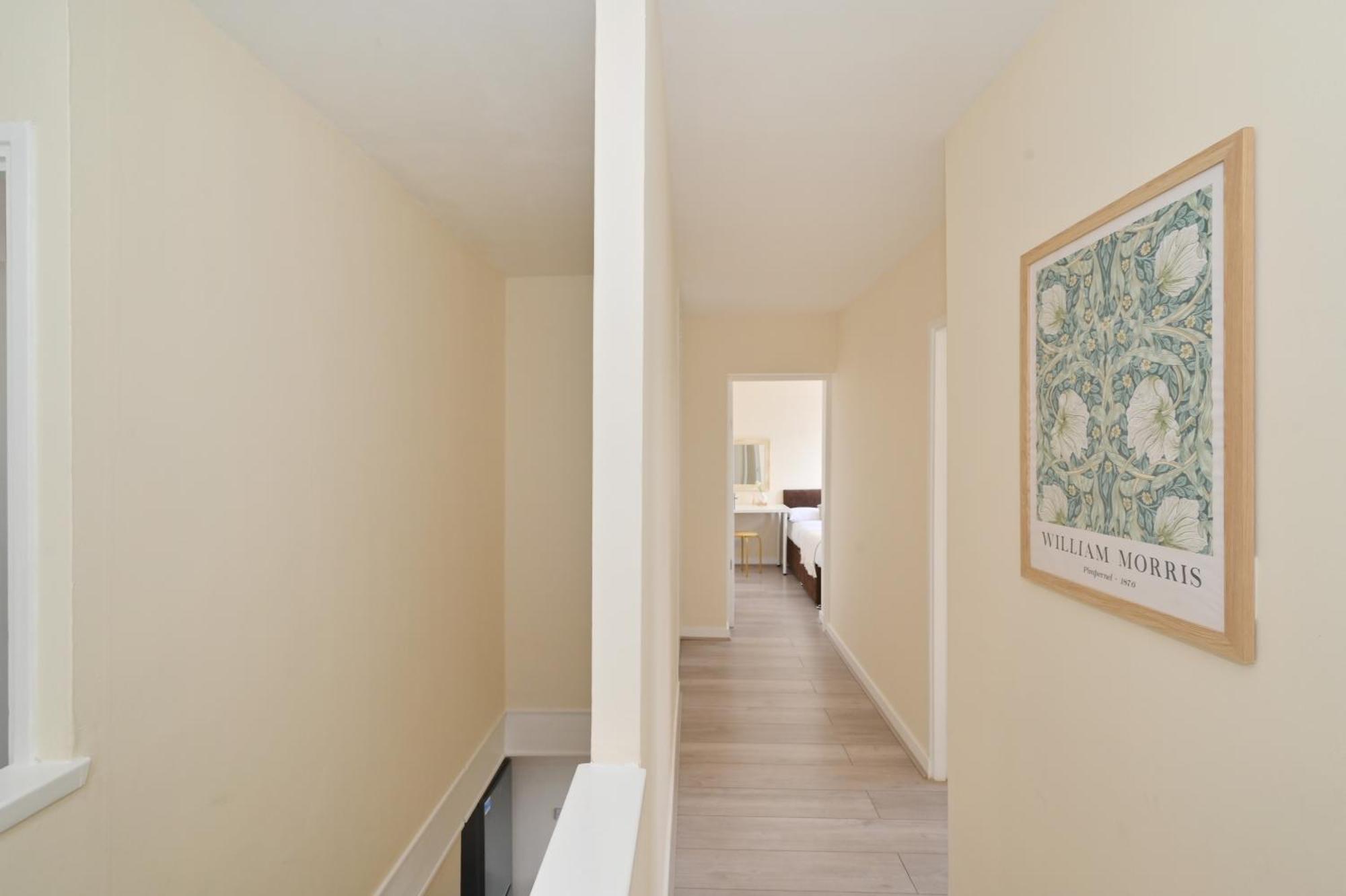 Spacious 5 Bedroom 3 Mins Walk From Mile End Apartment *