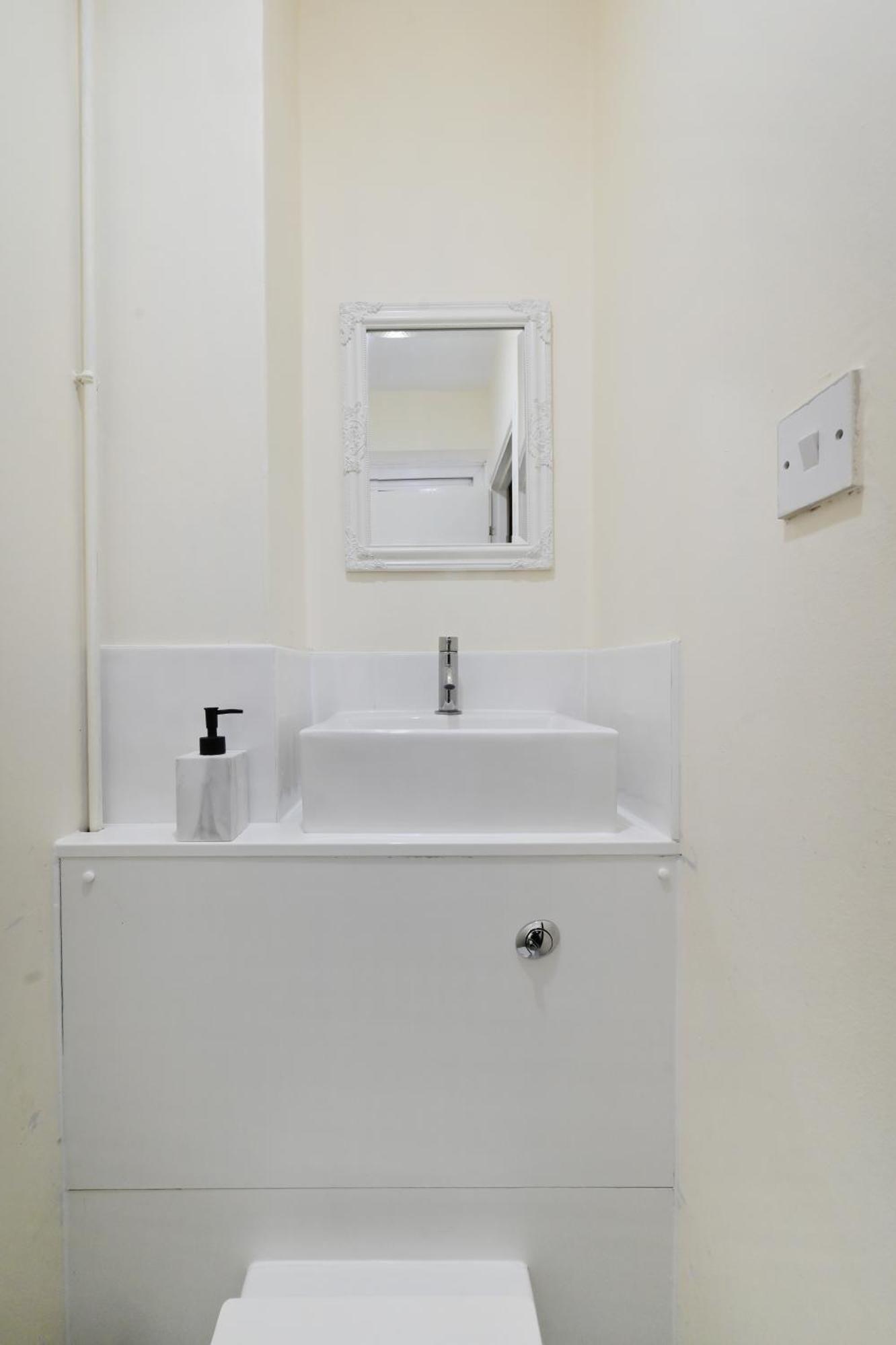Spacious 5 Bedroom 3 Mins Walk From Mile End Apartment *
