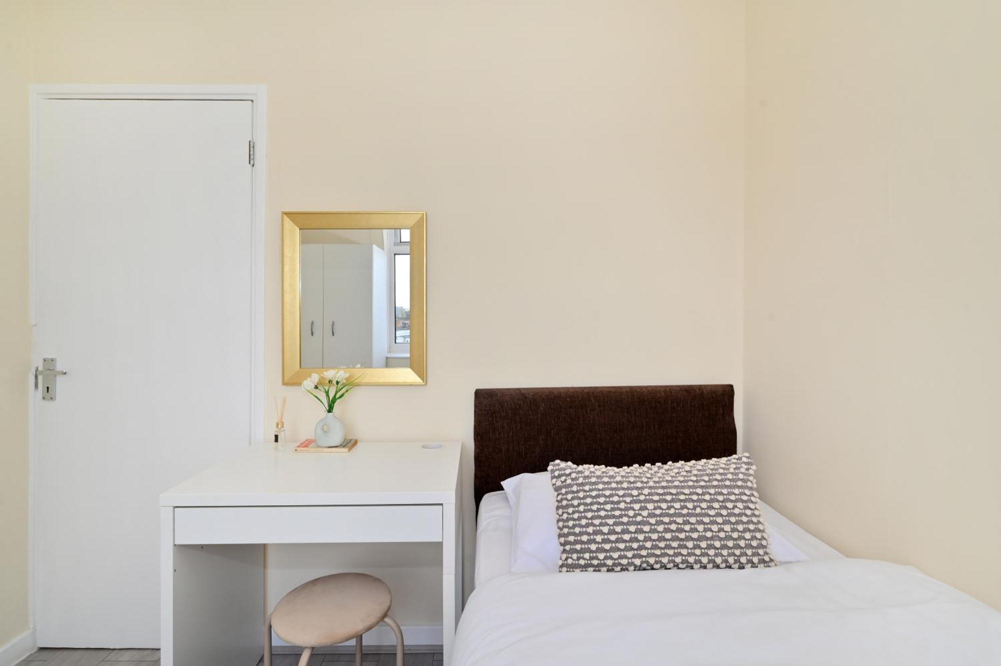 Spacious 5 Bedroom 3 Mins Walk From Mile End Apartment London