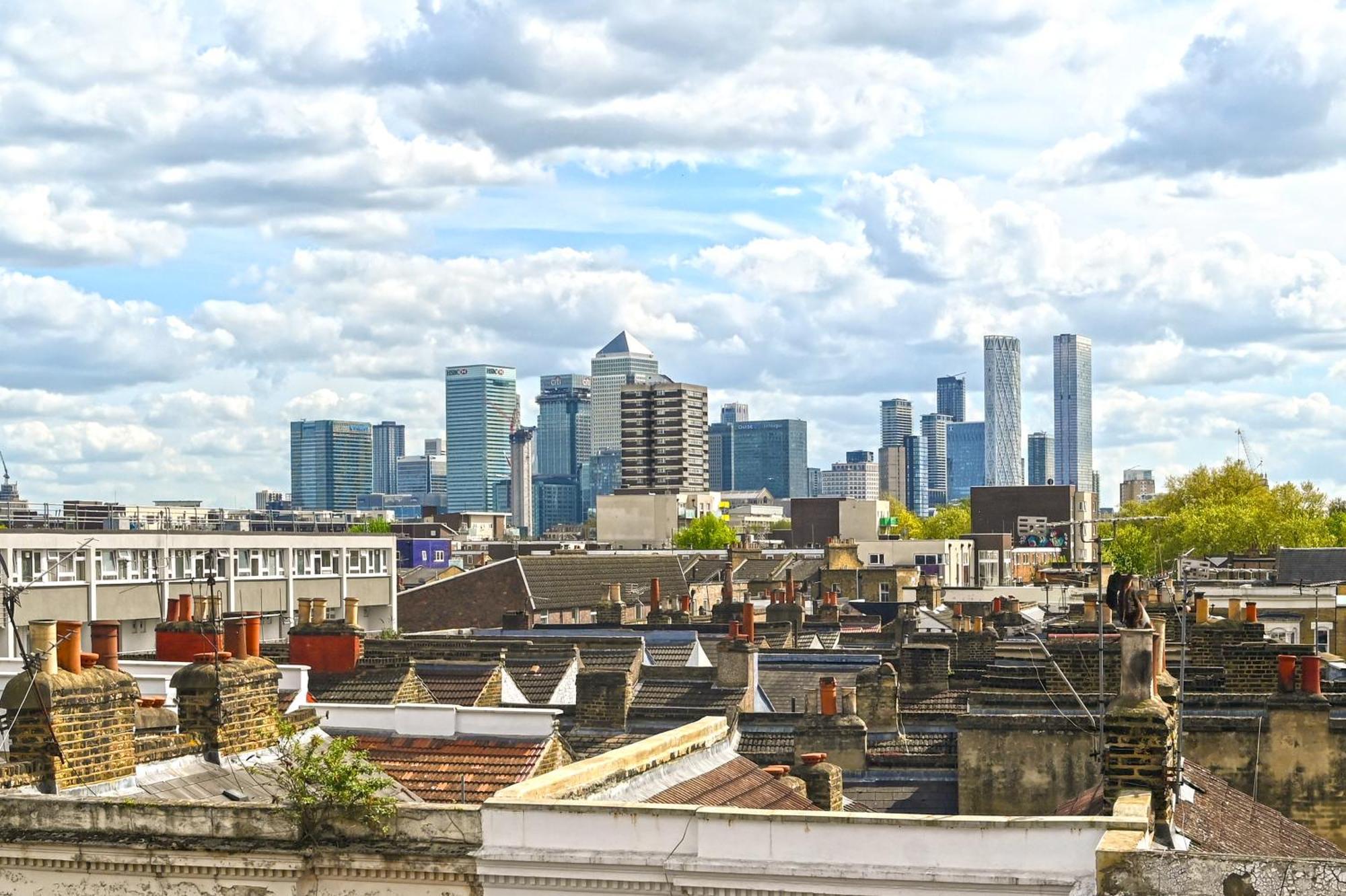 Spacious 5 Bedroom 3 Mins Walk From Mile End London