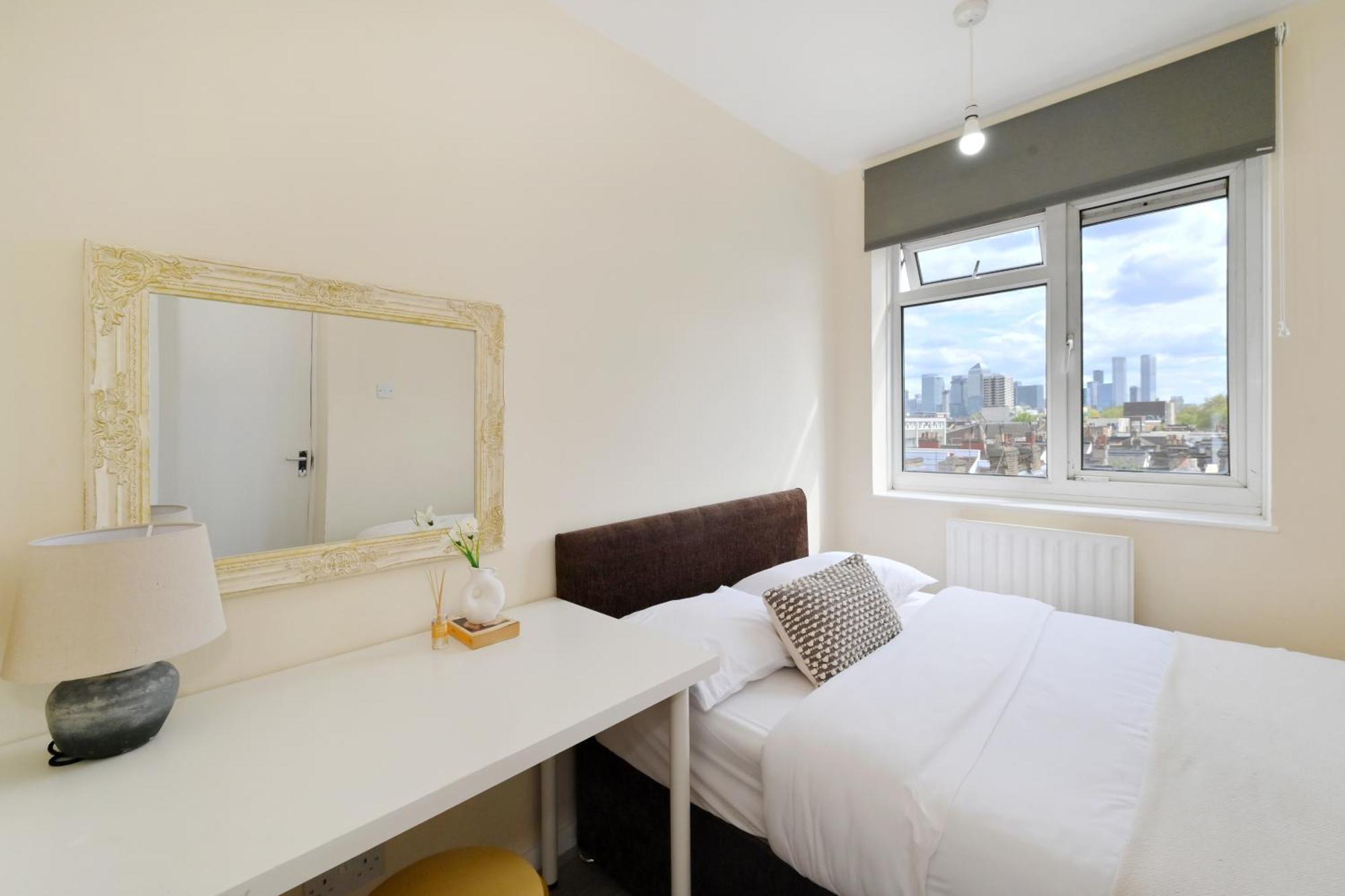 Spacious 5 Bedroom 3 Mins Walk From Mile End * London