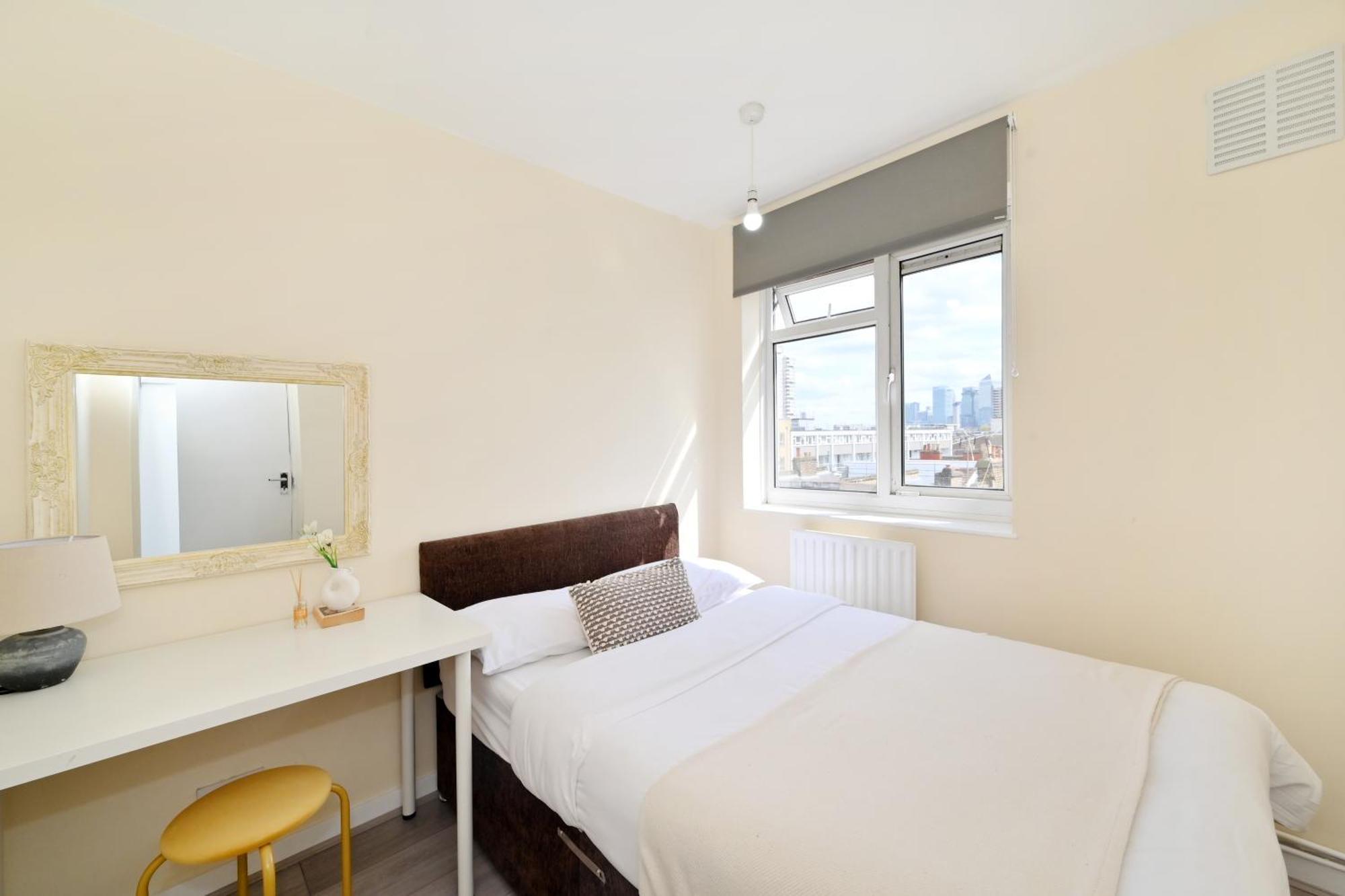 Spacious 5 Bedroom 3 Mins Walk From Mile End Apartment