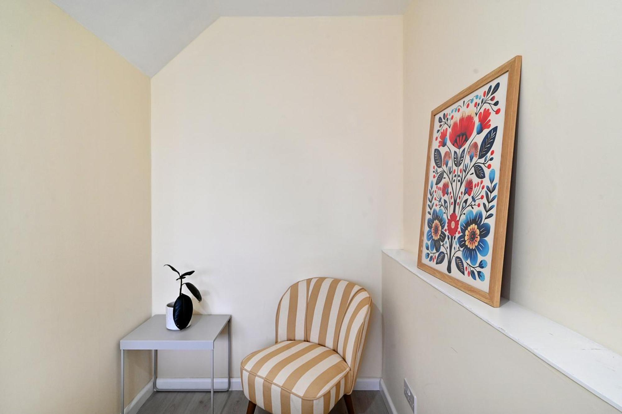 Spacious 5 Bedroom 3 Mins Walk From Mile End Apartment London
