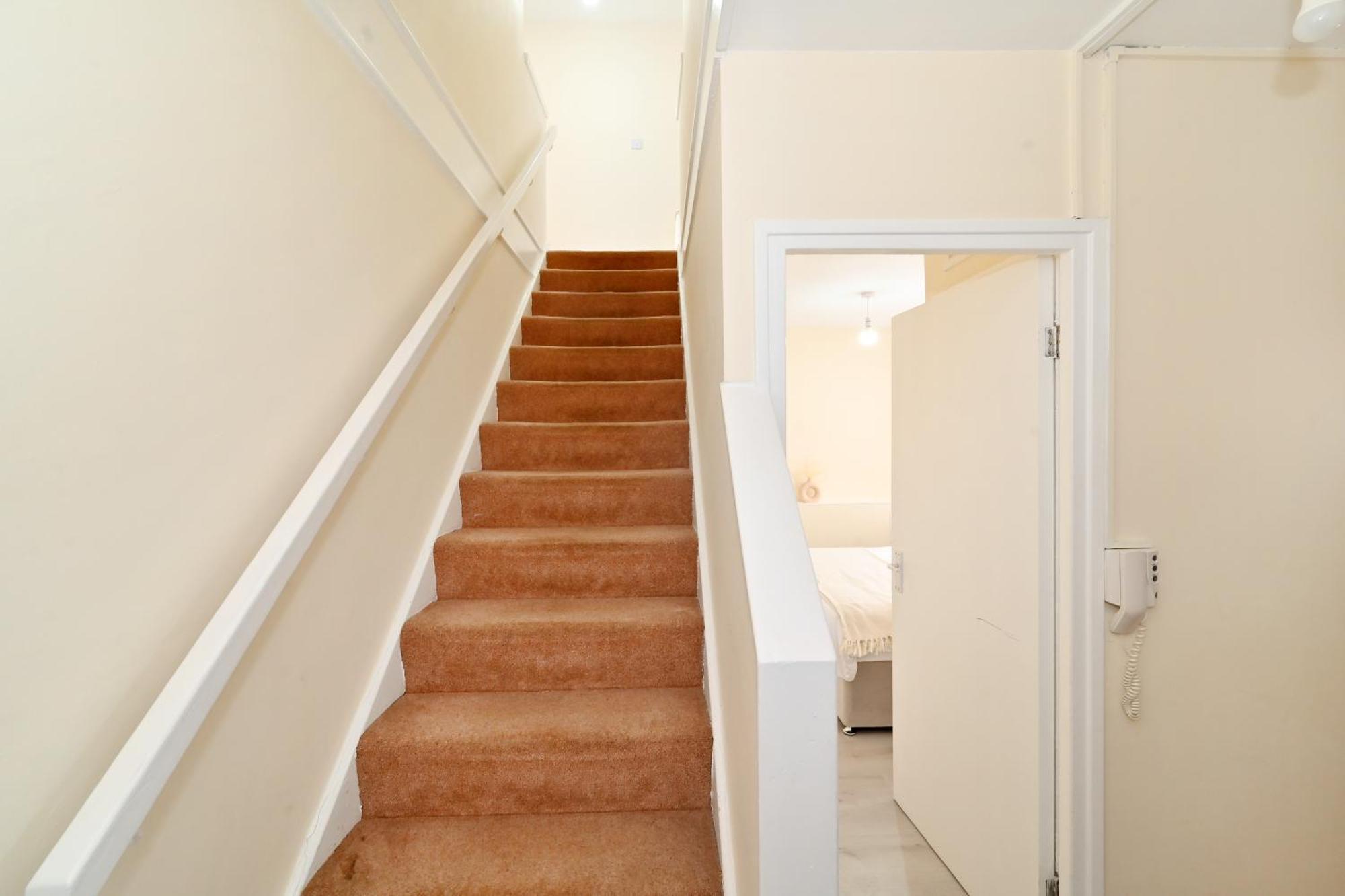Spacious 5 Bedroom 3 Mins Walk From Mile End London